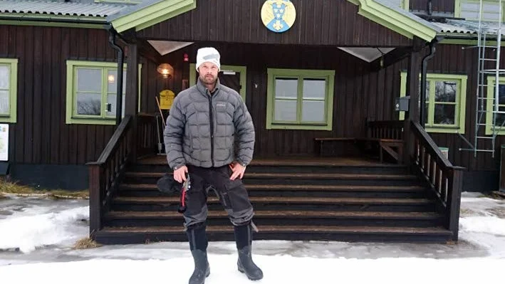 FÖRBEREDELSER. Johan Påve är på plats i Saltoluokta och förbereder öppnandet nästkommande helg. Fjällstationen ligger på norra sidan av älven i väglöst land.