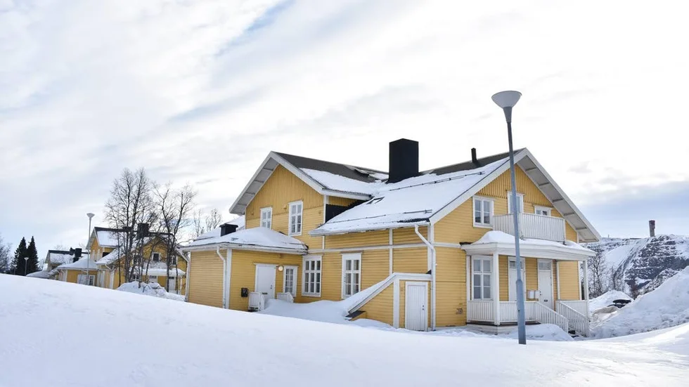 Kanske flyttas. De tre gamla trähus som kallas "Gula raden" kan få ny adress.