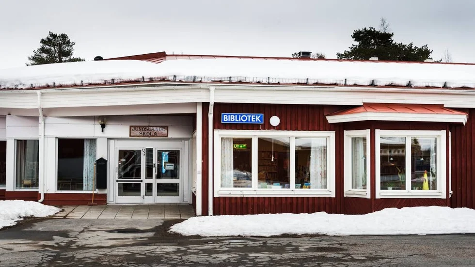 Läggs ner. Junosuando skola. En ekonomisk förening i byn får köpa skolan för en krona. Föreningen har inte tackat ja ännu.