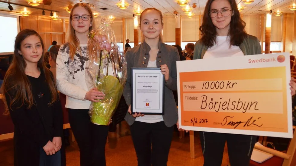 ÅRETS BYGD 2016. Ella-Marie Andersson, Maria Andersson, Hanna Andersson och Linnéa Andersson tog emot priset till Börjelsbyn.