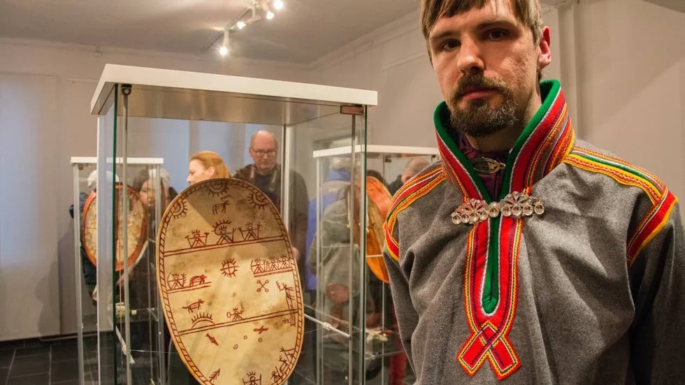 Trumman har sett olika ut beroende på var i Sápmi de tillverkats. Fredrik Prost har tillverkat fyra trummor; en sydsamisk, en umesamisk, en lulesamisk och en nordsamisk trumma till utställningen på Sameslöjdstiftelsen. På bild framför den nordsamiska trumman.