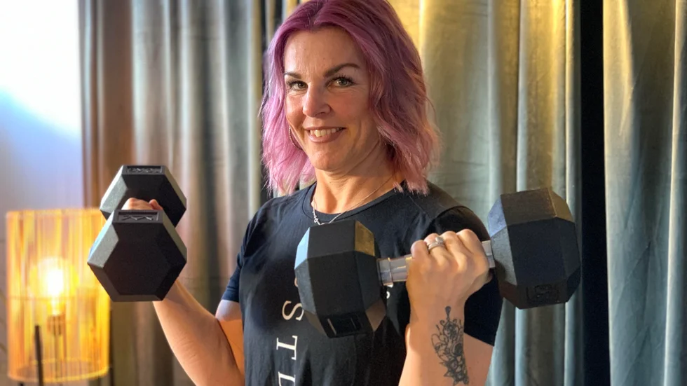 Åse Borgeryd leder digitala träningspass från sitt gym i källaren.
