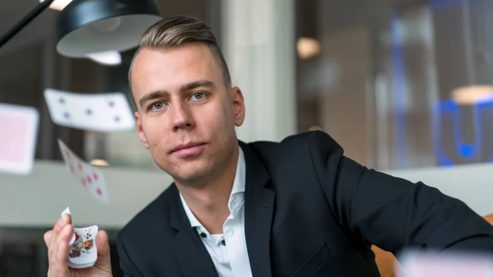 Kimsalabim. Kim Markström har många ess i rockärmen. Förutom jobbet som art director är han en mästare på trolleri.