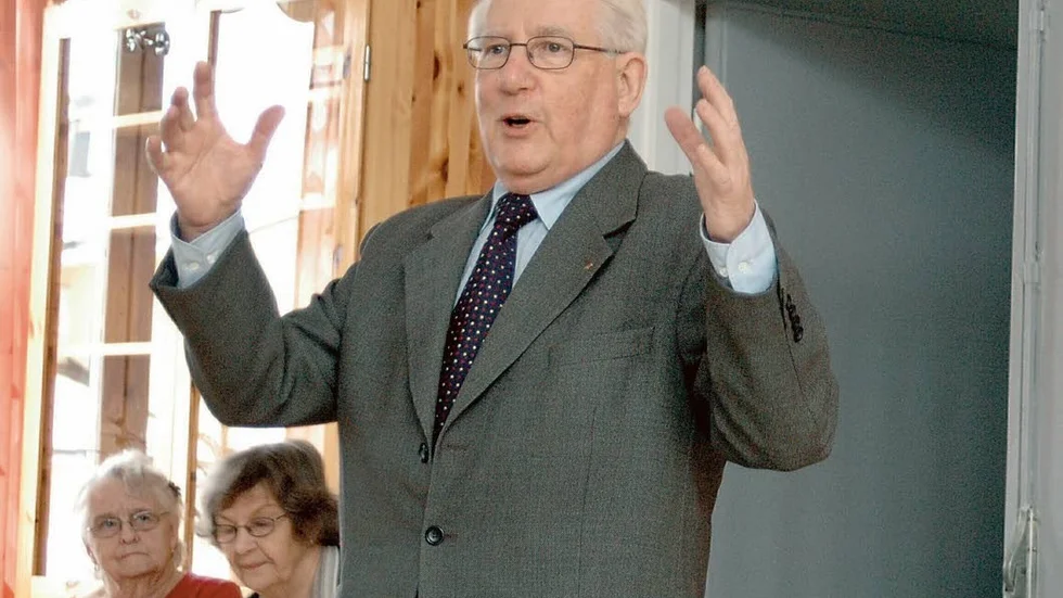 Nybakad student. Thage G. Peterson, 83, före detta statsråd och talman, har i dagarna tagit sin teologie magisterexamen efter tio års studier. "Otroligt roligt och intressant", säger han.