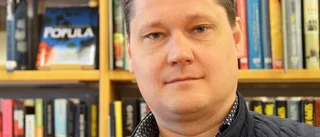 Tommy författardebuterar med "Hur dum är du?"