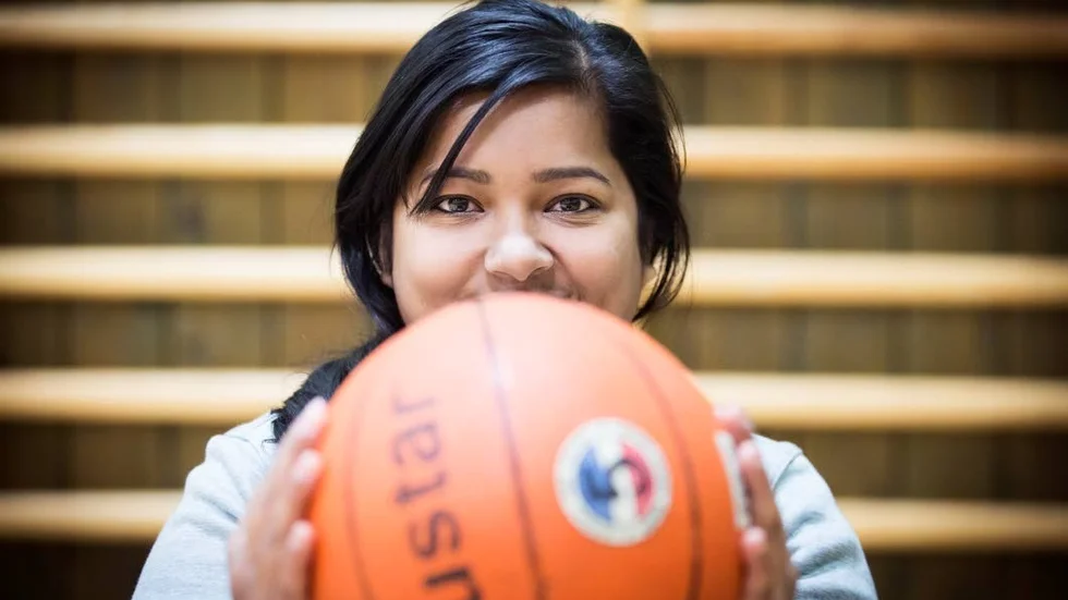 Shamima får kungligt stipendium för sitt arbetet med dambasketlaget World Wide Ladies.