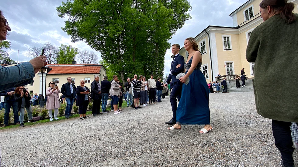 Grusgången framför Haga slott blev en riktig catwalk för balparen.