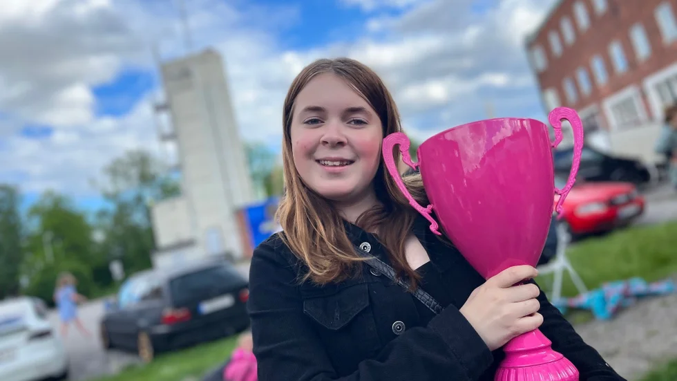 Rullskridskoåkaren Elsa Werthén, 14 år, med sin rosa pokal.
