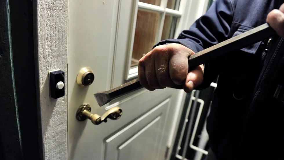 Polisen uppmanar allmänheten att hålla koll och tipsa om misstänkta rör sig i villaområden.
