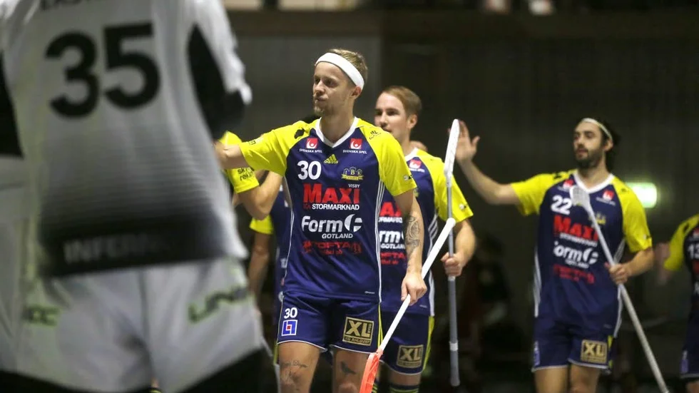 Med två perioder spelade såg det mörkt ut för Visby IBK. Sedan kom Tommy Bolin igång. Han gjorde tre mål i sista perioden.