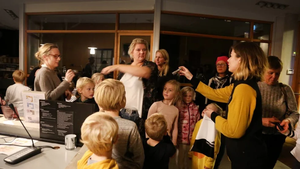 Tove Åkesson delade ut ficklampor. När hon ska släcka i museets källare tycker hon att det känns obehagligt och skyndar alltid tillbaka upp igen.