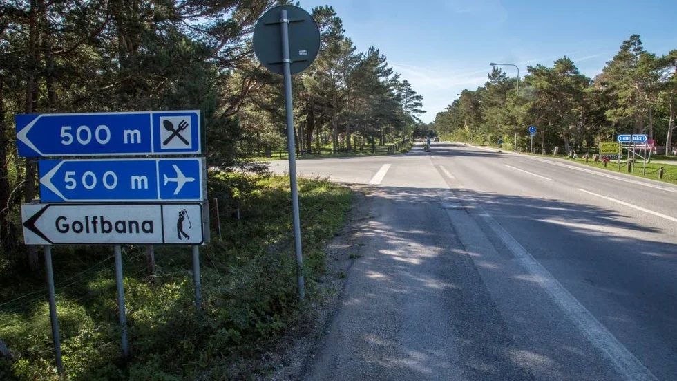 En ny cirkulationsplats planeras byggas vid infarten till Flygplatsen. Men i första hand är det för att lösa situationen för cyklister och gångtrafikanter.