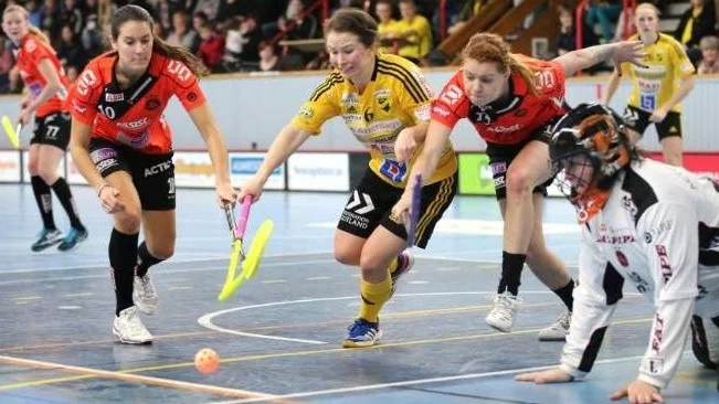 Endres Karen Farnes i kamp med Rönnbyspelare.