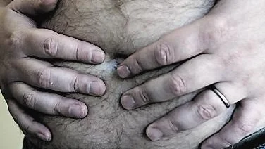 20040921 - En något överviktig man känner med händerna på sin bara mage
Foto Malin Rudblom kod 9141
COPYRIGHT PRESSENS BILD