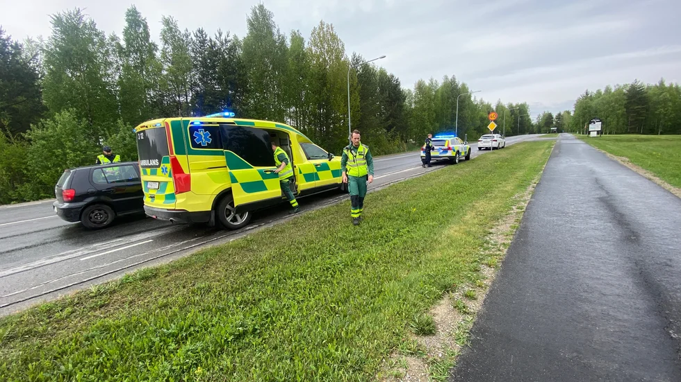 Två personbilar krockade på Hedensbyn.