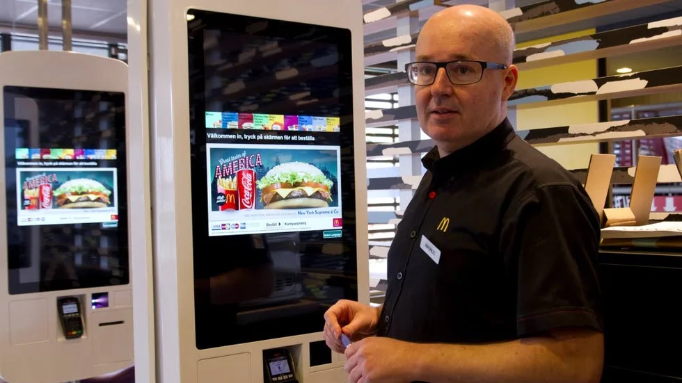 Vd:n Magnus Larsson vid den nya beställnignsautomaten på den nya McDonalds-restaurangen.