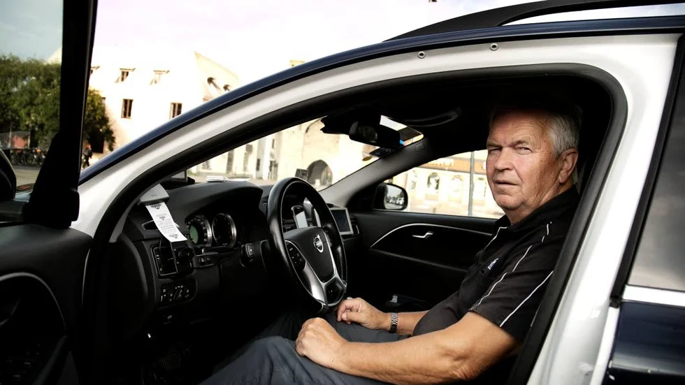 Taxiföraren Roland Sundström tycker att det borde finnas en lag som förbjuder mobilanvändandet bakom ratten helt.