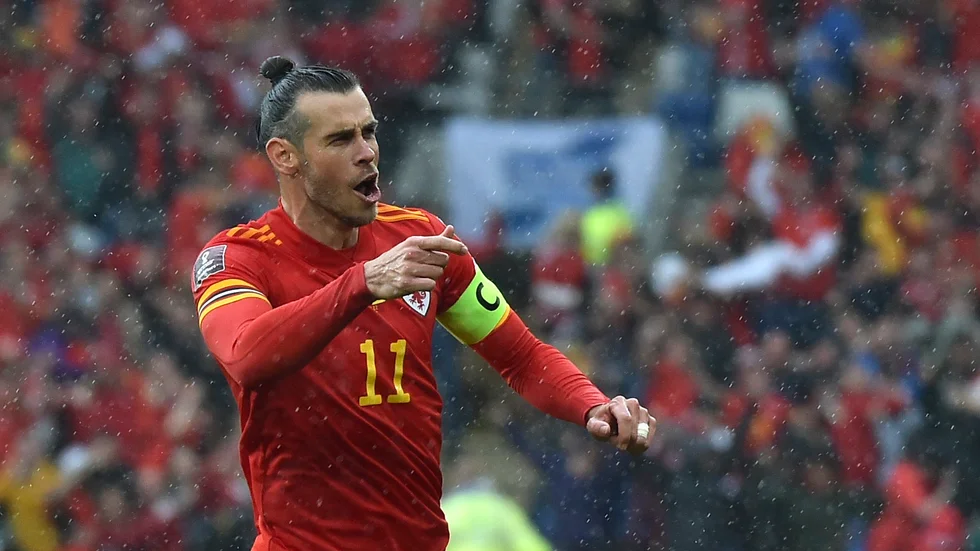 Wales Gareth Bale slog frisparken som Ukrainas lagkapten Andrij Jarmolenko nickskarvade in i eget mål, vilket gav Wales VM-platsen i Qatar senare i år.