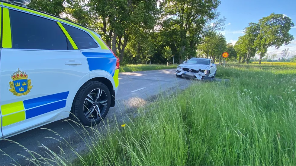 Under morgonen krockade en lastbil och personbil på väg 55. 