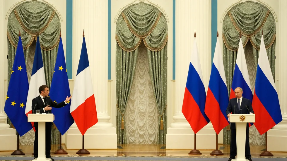Emmanuel Macron vill inte förödmjuka Rysslands president Vladimir Putin vid en fredsuppgörelse.