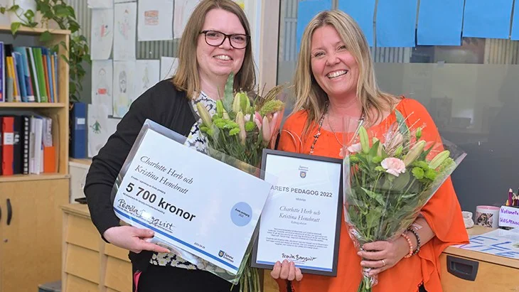 Charlotte Herb och Kristina Henebratt, Råbergsskolan med priset för Årets pedagog