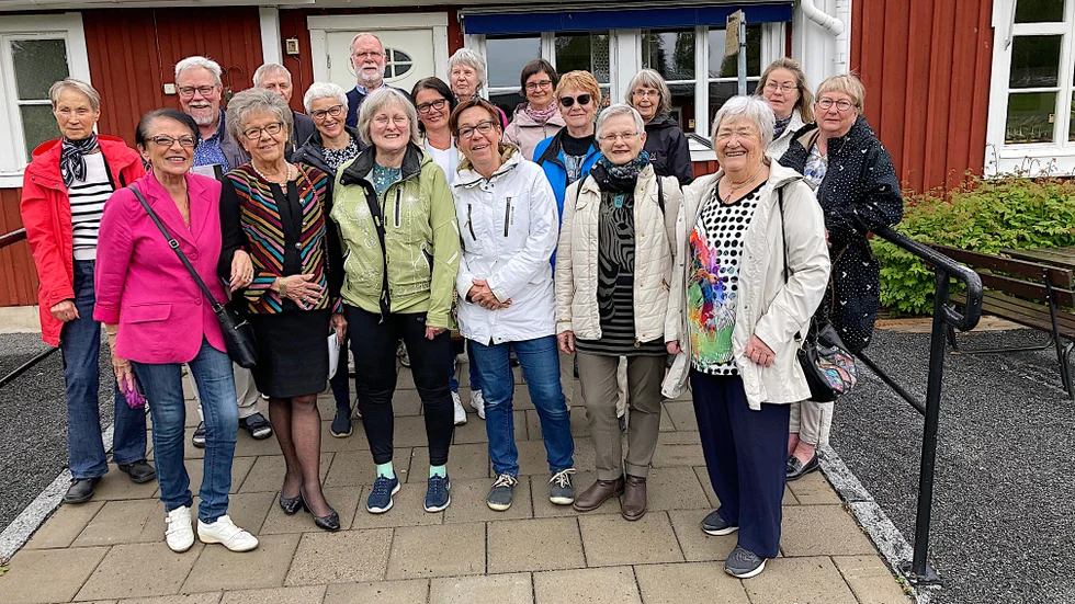 Några ur den stora gruppen på 37 pensionerade tandläkare, tandsköterskor och tandhygienister som träffades på en lunch på Norrigården förra veckan. Några kan tänka sig att hoppa in på grund av tandvårdskrisen men det gäller inte hela gänget.