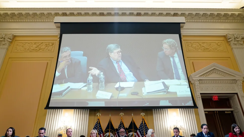 En video med tidigare justitieminister William Barr spelas upp under utfrågningen i kongressen. Bild från 9 juni.