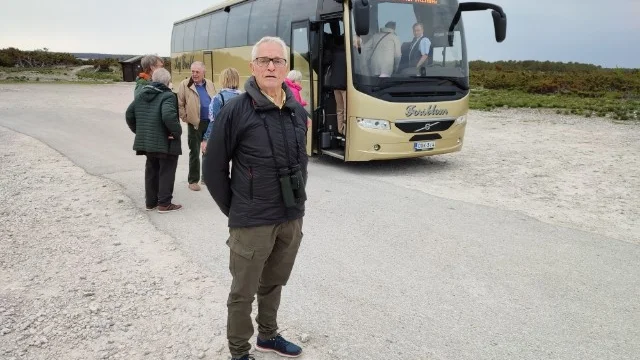 Kaj Sonntag med sina vänner på guidad tur på Fårö. Gruppen blir guidad av Roland Almquist, son till Gunhild som kom att bli Kajs svenska syster.
