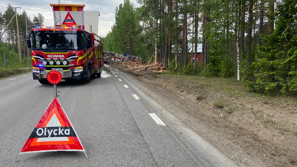 En timmerbil har vält på väg 374 i höjd med Böle.