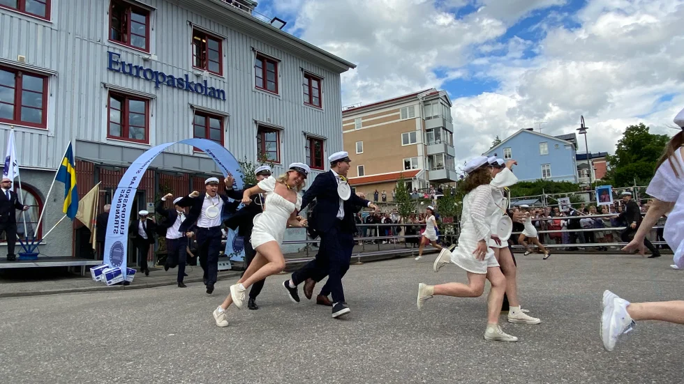Eleverna från Mod 19 var först att springa ut.