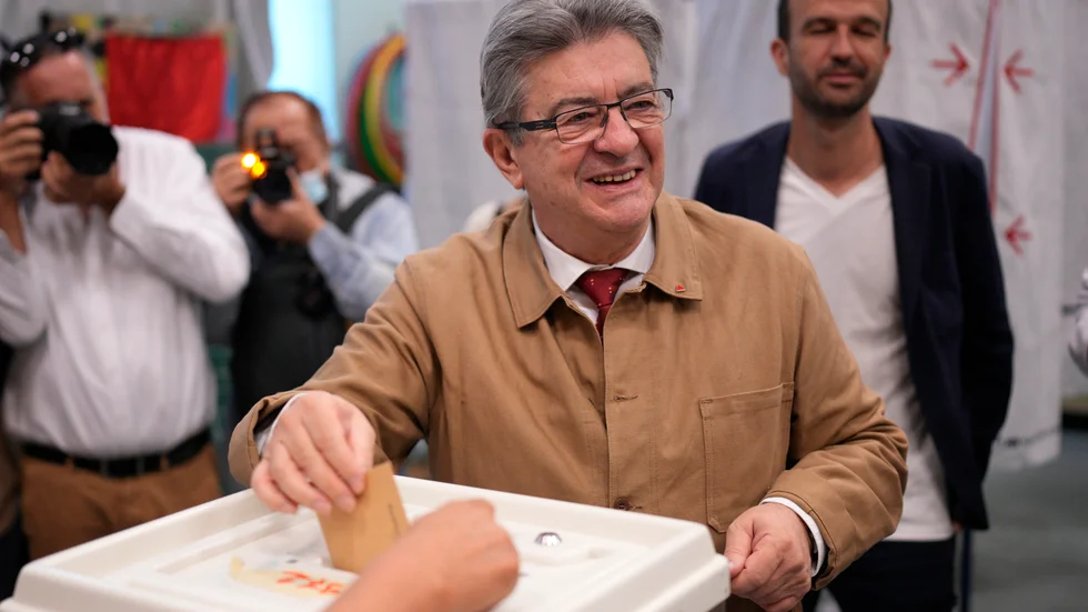 Vänsterledaren Jean-Luc Mélenchon lägger sin röst i första valomgången. Arkivbild.