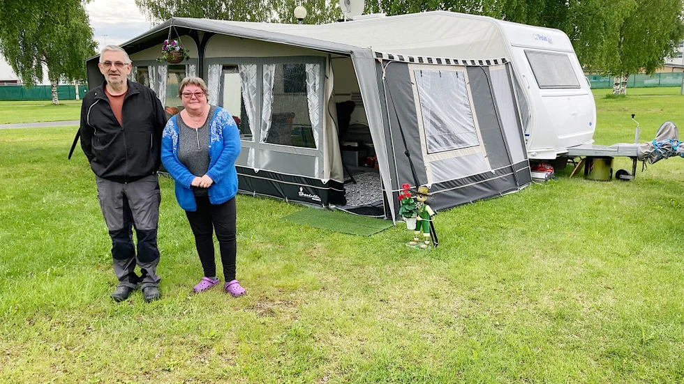 Hanne och Erling Pettersen är de första norska gästerna som anlänt till First Camp i sommar. "Vi bytte plats för några år sedan. Nu har vi en stor gräsmatta runt husvagnen, vilket är bra när vi är här hela sommaren."