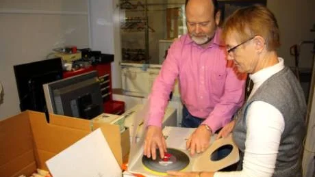 ARKIVERING. Radio Gotlands tekniker Björn Carlsson och Clary Winberg som överfört det analoga arkivet till digital form, har nu skickat de 2 000 rullbanden i 54 flyttkartonger till Sveriges Radios arkiv i Stockholm för vidare arkivering.