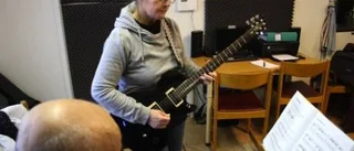 Han drog igång en egen musikskola