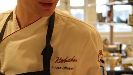 Luqaz Ottosson. Han är kocken som ska laga lunch till kungen och drottningen när de kommer till Gotland för att delta i nationaldagsfirandet den 6 juni i år.