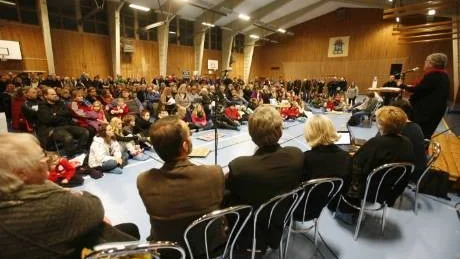 <7GT_Bildrubrik>skolan.</7GT_Bildrubrik> Tjänstemän och politiker i barn- och utbildningsnämnden ansattes hårt i Fårösund när nedläggningsplanerna för skolan presenterades i december.Foto: Petra Jonsson/Arkiv