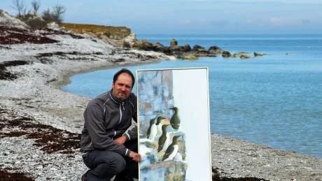<7GT_Bildrubrik>inspirerad.</7GT_Bildrubrik> Johannes Nevala har en passion för fåglar och har vistats i perioder på Stora Karlsö för att inspireras till sin utställning.Foto: Magnus Melin