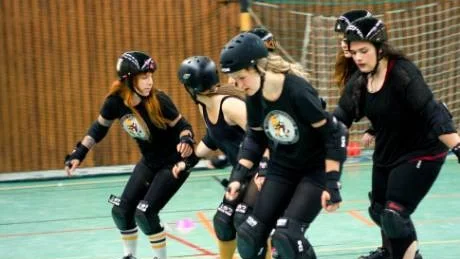 Valkyrier. Tjejerna älskar att träna ihop, det blir mycket svett, skratt och tacklingar i roller derby.