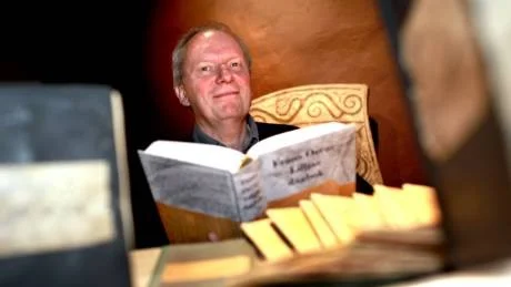 Christer Hamp gläds över den från början "vansinniga" idén att transkribera Frans Oscar Lilljas dagböcker till läsvänligt språk som nu resulterat i en tjock bok på 735 sidor. Framför Christer ligger originaldagböckerna som i går kunde beskådas på Fornsalen.