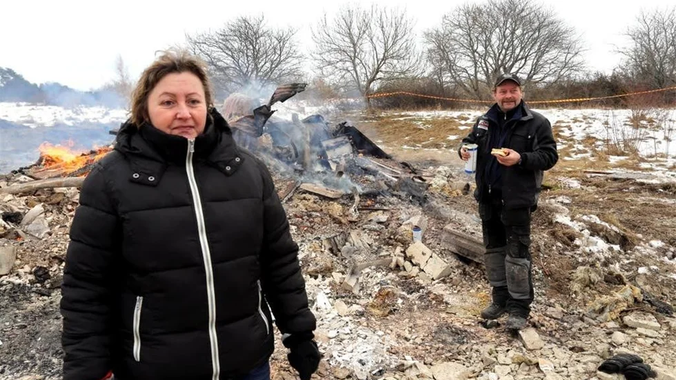 Vemodigt. Yvonne Danielssons tårar kom när hon såg klubbstugan brinna upp. Hon har många glada minnen från Galgberget. Även Anders Stuxberg kände vemodet komma.