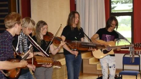 <7GT_Bildrubrik>HEMSEMUSIK. </7GT_Bildrubrik>Fem av de 19 eleverna på musiklinjen på Folkan gav i går prov på sitt kunnande när Karl Tirén på mandolin, Einar Zethelius på nyckelharpa, Kajsa Andersson på fiol, Jonathan Wanneby på nyckelharpa och Anton Larsson på gitarr gav prov på onsdagskvällens Låtspel.foto: bengt valentinsson