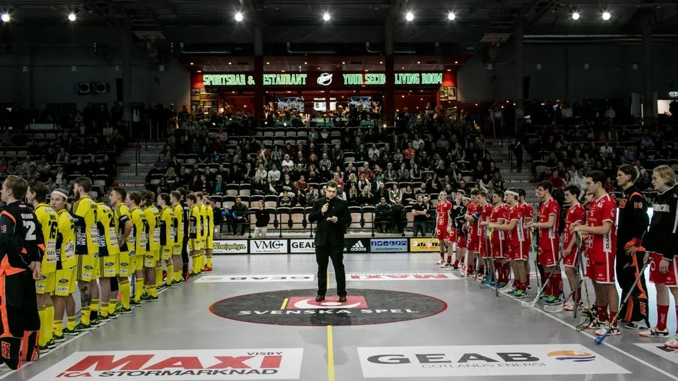 Visby IBK:s sportchef Per Viberg håller i minnesstunden för Tobias Wendelstig innan matchen mot Jönköping.