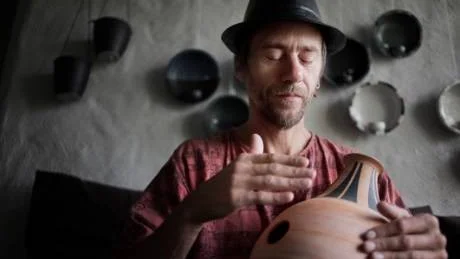 Multiinstrumentalist. Jonas Färnlöf är kompositör och musiker som spelar på det mesta som är spelbart, i bild en afrikansk udu. Gruppen Trix, där han är medlem, ger säsongens sista föreställningar i Sankta Karins ruin vid Stora torget i Visby i helgen och på måndag kväll. Föreställningen heter "En kväll med eld".Foto: Erik Ardelius