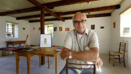 Konstnären. Erik Janson har ett förflutet som journalist och museivärd. "Mixat och maxat" på Galleri Sjaustru är hans första egna utställning. Foto: Rolf Jönsson