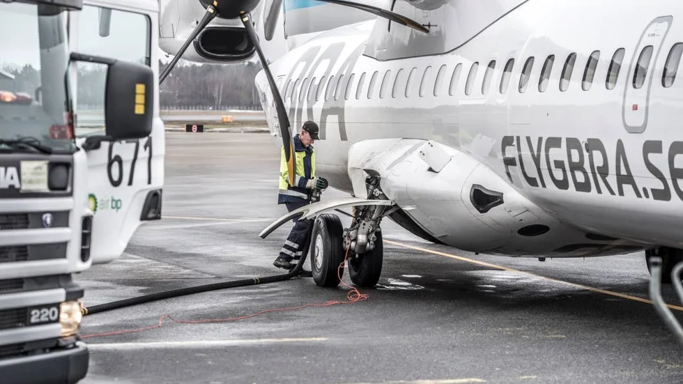 Flygplan. Som tankas med biobränsle.