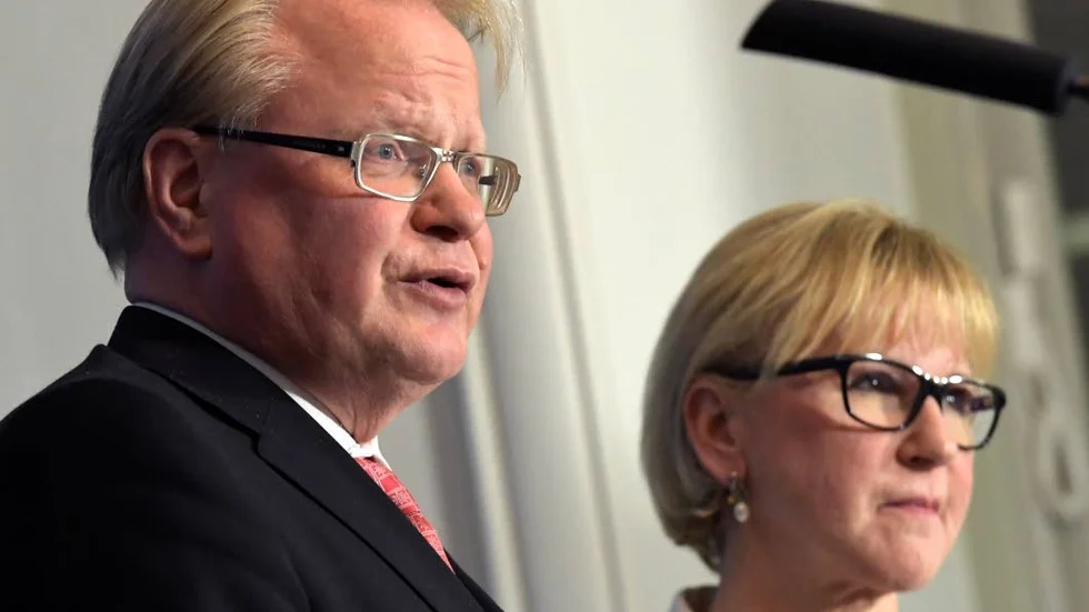 Evertebrater är en benämning för ryggradslösa djur. Och apropå det så är detta en bild av försvarsminister Peter Hultqvist (S) och utrikesminister Margot Wallström (S).