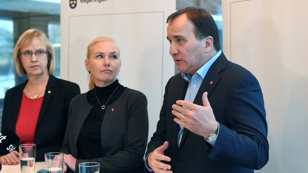 LÖSNINGAR. Statsminister Stefan Löfven (S) infrastrukturminister Anna Johansson (mitten) och Trafikverkets generalsekreterare Lena Erixon (vänster) berättar om att de som varslas från Ericsson i Kumla erbjuds jobb på Trafikverket.