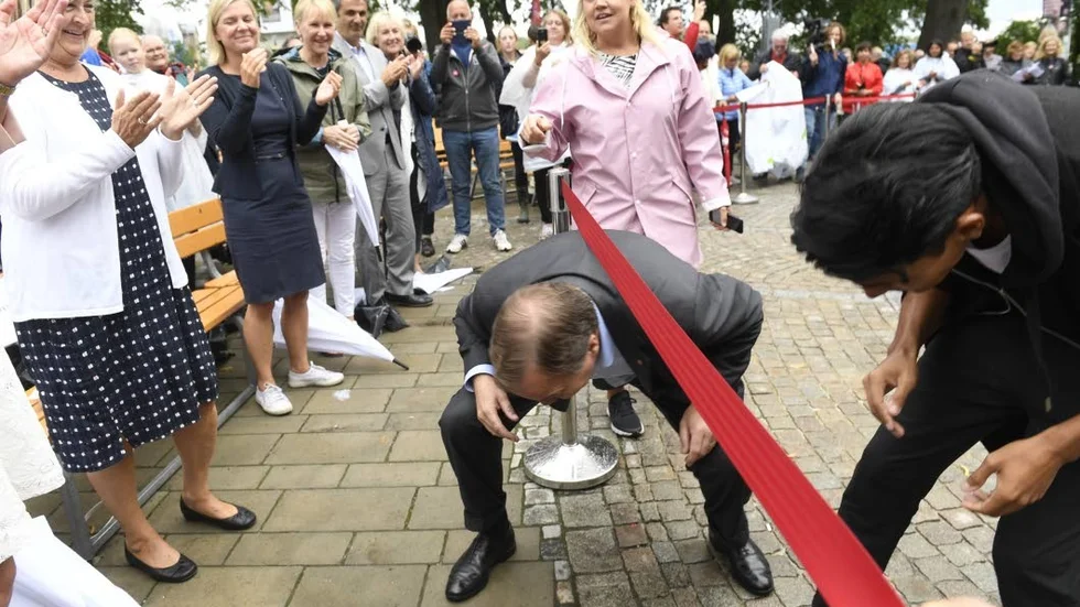 Stefan Löfven passerar avspärrning på väg till senaste sommartalet I Norrtälje
