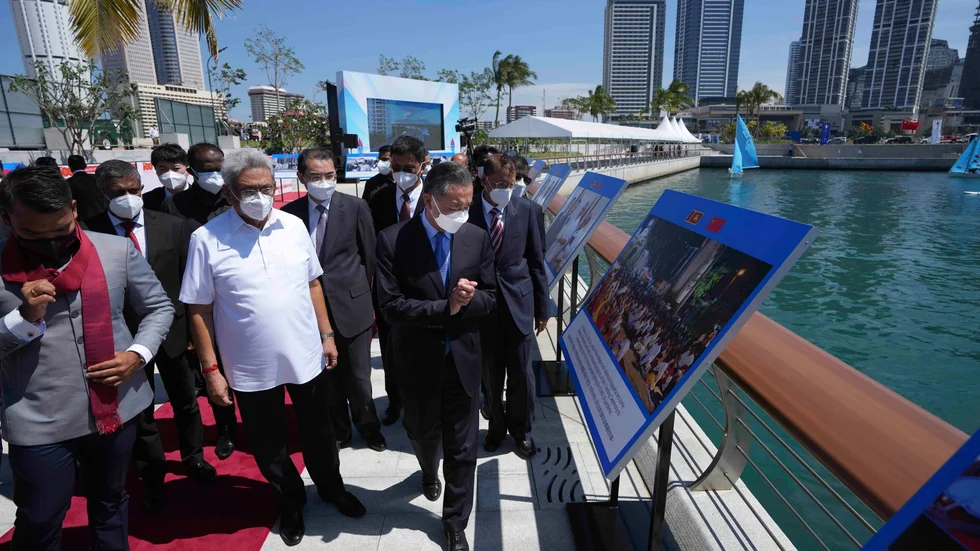 Sri Lankas president Gotabaya Rajapaksa och Kinas utrikesminister Wang Yi inspekterar ett av Kina finansierat hamnstadsprojekt i Colombo i januari.