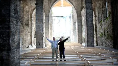 På gång i S:t Nicolai. Projektledare Annica Grönhagen och ordförande Lennart Lindgren på plats.Foto: Henrik Radhe